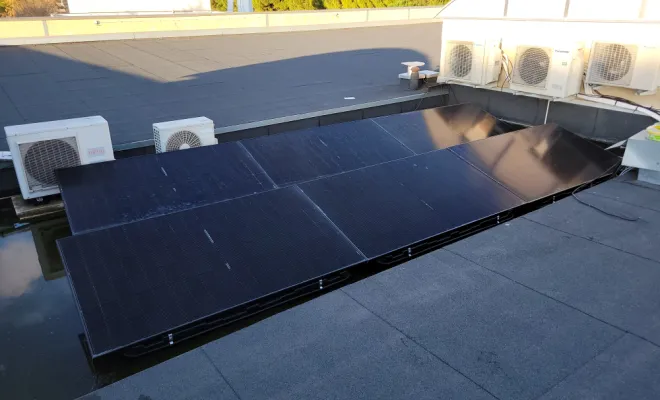 Installation de panneaux photovoltaïques sur toit terrasse à Nîmes, Nîmes, THERMACOLD